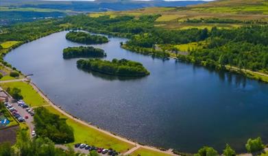 A glorious walk around the lake, starting and finishing at the visitor centre and the perfect place to stop for refreshements.