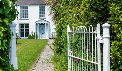 A stunning family friendly Georgian cottage, sitting quietly behind a cottage garden with sea and mountain views.  A short stroll into Beaumaris and y