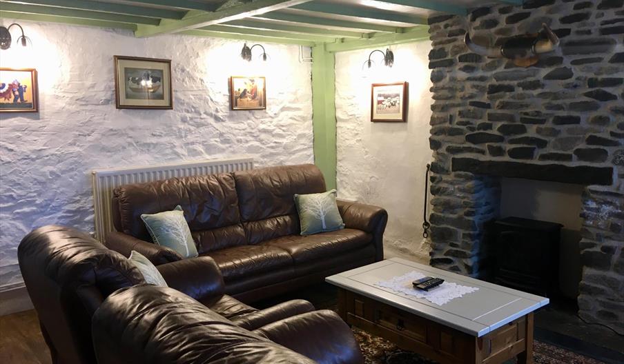 Very comfy lounge to chill out in with leather lounge suite, dog friendly area to enjoy your pets around you.