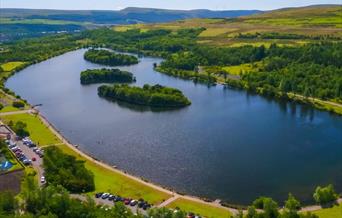 A glorious walk around the lake, starting and finishing at the visitor centre and the perfect place to stop for refreshements.