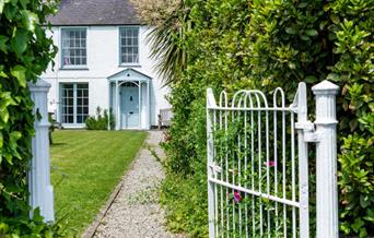 A stunning family friendly Georgian cottage, sitting quietly behind a cottage garden with sea and mountain views.  A short stroll into Beaumaris and y