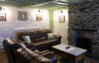 Very comfy lounge to chill out in with leather lounge suite, dog friendly area to enjoy your pets around you.